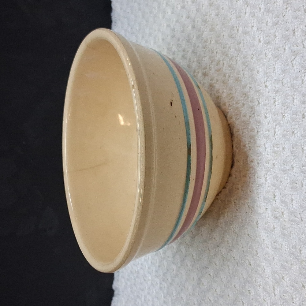 Vintage Watt Pottery 6" Bowl Hull, Ia. Bee Hive Store